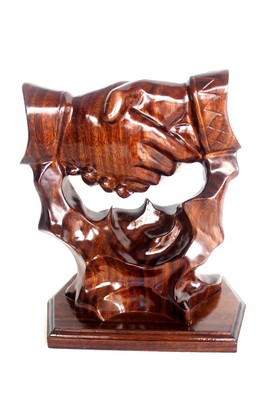 【廠家直銷批發(fā)零售木雕商務(wù)禮品 誠信擺件一件發(fā)辦公用品】價格,廠家,圖片,木質(zhì)、竹質(zhì)工藝品,如皋市下原鎮(zhèn)振新紅木工藝品廠-